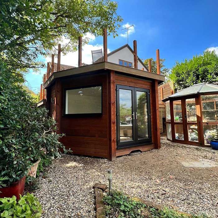 Cabin with Millboard decking area on top - London - All on deck